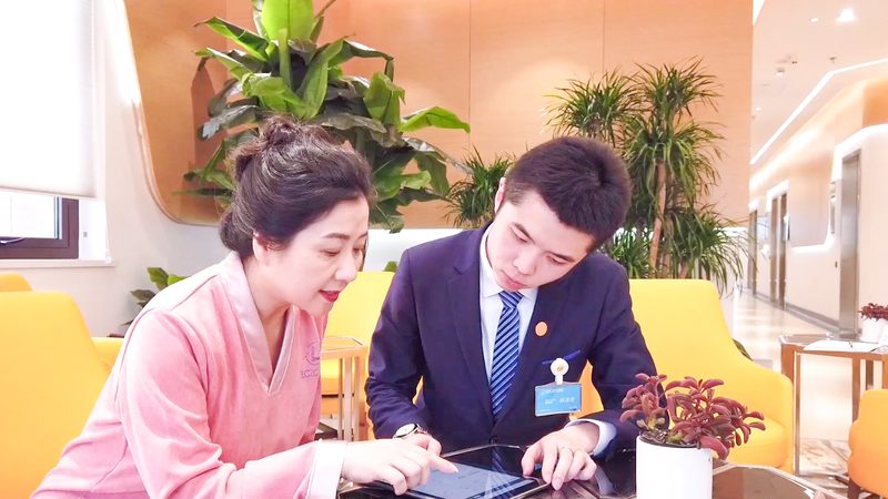 体检结束后，工作人员会提供一份体检报告。在解读体检报告时，要注意以下几点：